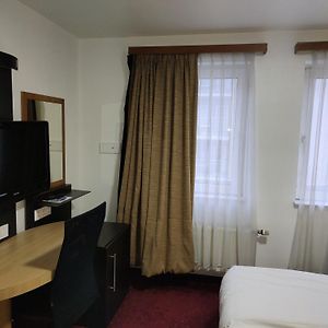 Zimmer mit Kingsize-Bett